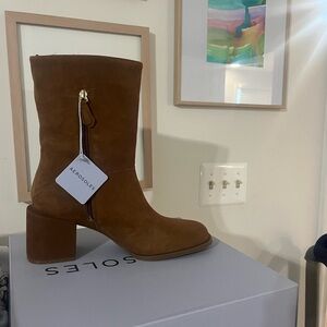 AEROSOLES Tan Heeled Boots Sleek Minimalist Design